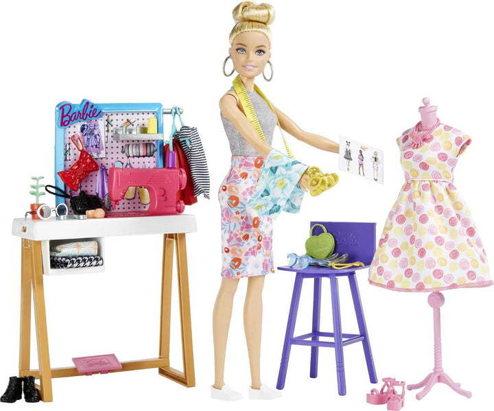 Barbie HDY90 - păpușă designer de modă (30,40 cm) și studio, 25+ accesorii de design și modă, birou de design, scaun, mașină de cusut, model de țesătură, manechin și multe altele, jucării de la 3 ani Papusi Naty Shop