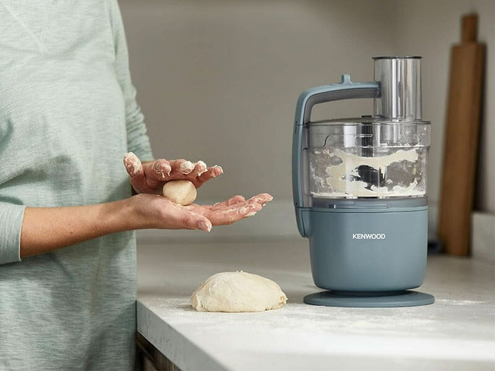 Kenwood Multipro Go FDP22.000GY, Robot Da Cucina Che Trita, Affetta, Grattugia, Riduce in Purea E Impasta, Ciotola Da 1.3L, Lame per Impastare, Disco Da 4 Mm, 650W, Storm Blu Mama si Copilul Naty Shop