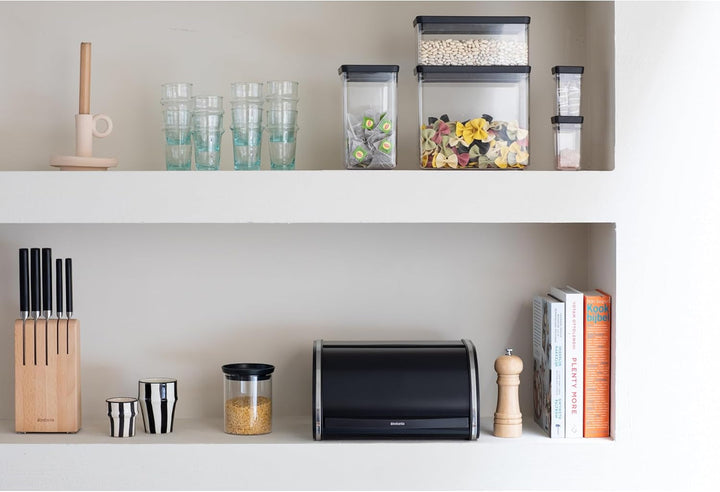 Brabantia roll bread box - Cutie de depozitare compactă pentru pâine, covrigi și rulouri pe blatul de lucru, cu capac plat, oțel durabil - dimensiune medie - negru mat Cutii depozitare alimente Naty Shop