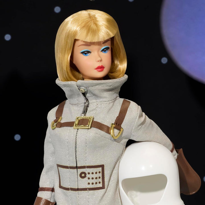 Mattel Barbie Miss Astronaut păpușă de colecție cu costum argintiu, cizme spațiale și accesoriu cască, reproducere vintage a originalului din 1965, JBJ48 Papusi Naty Shop