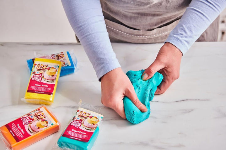 FunCakes Fondant laminat alb strălucitor: ușor de utilizat, neted, flexibil, moale și pliabil, perfect pentru decorarea prăjiturilor, halal, kosher și fără gluten. 1 kg Pasta de zahar Naty Shop